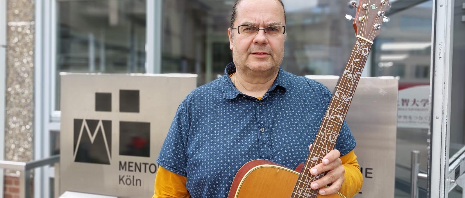 Gitarre spielen lernen mit Thomas Bruns
